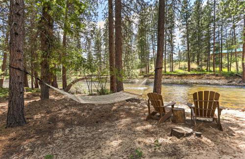 Riverside Winthrop Chalet with Hot Tub and 2 Decks! - Foto 26