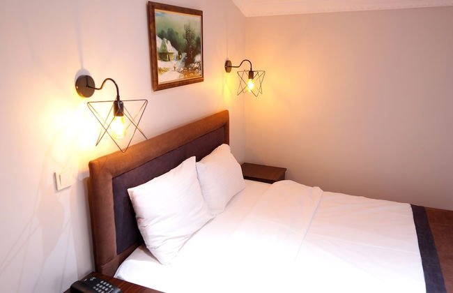 Sheriff Residence - Photo 14