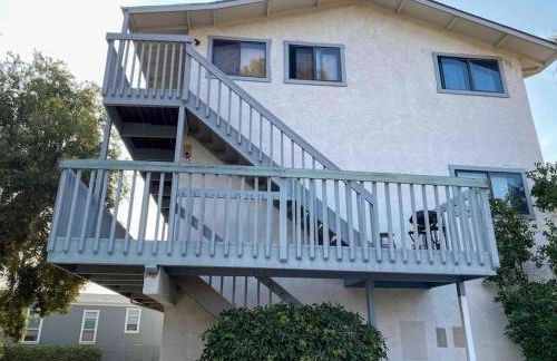 Modern & Cozy Gem ~ Walk to the Beach ~ Queen Beds - Photo 2