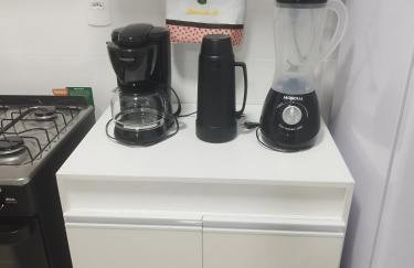 FLAT ACONCHEGANTE poucos min da praia - Foto 7