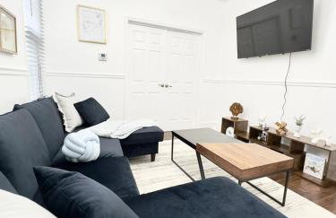 Sleeps 8, Stylish Home, Great Access NYC & EWR - Photo 17