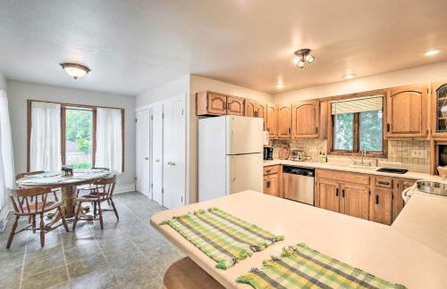 Walkable Lake Elkhart Apt Dine, Shop, Swim! - Foto 9