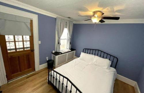 Family-Friendly Two-Bedroom Apartment Near Attractions with Parking - Foto 6