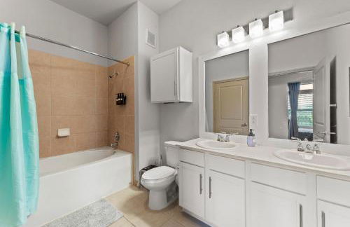 Spacious 2BR King Bed Suites Close to Downtown and Airport - Foto 5