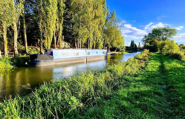 Narrowboat With Hot Tub, Spa, Cruising And More - Photo 12