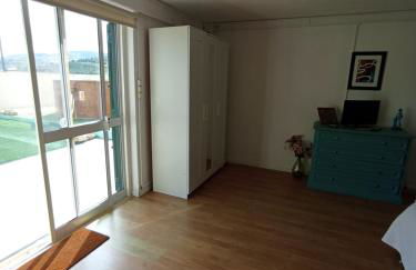 Alojamento - Apartamento ou quarto - Estacionamento à porta - Foto 19