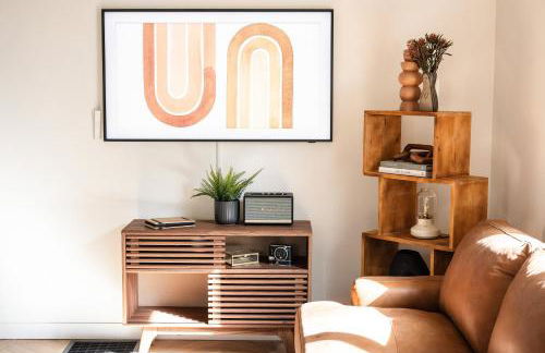 Modern Designer Cabin, Newly Renovated, EV Charger, Arcade, Kids Bunkbed, Minutes to Lake Arrowhead and Lake Gregory - Foto 2