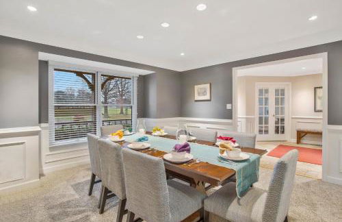 Gorgeous Creek Side Ranch-Style Estate With Dock - Foto 6