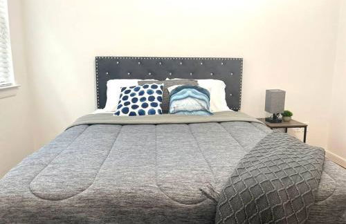 NEW! 5 min from Mall, Airport, and Dinning! - Foto 16