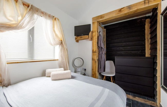 Rural Lodge Retreat With Hot Tub - Photo 16