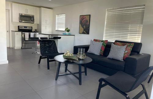 Stylish Pool Home - Photo 13