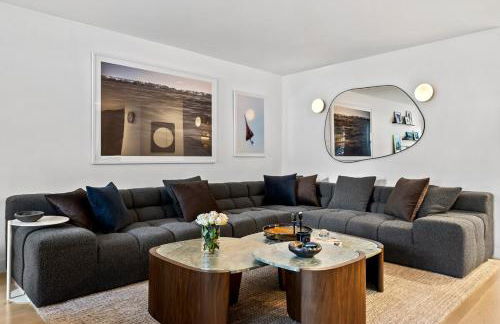 Modern 2BR Brooklyn Retreat Near Manhattan with Private Backyard - Photo 7