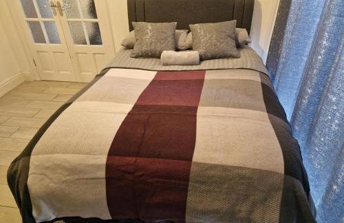 L & J ESCAPES- 4 BEDROOMs SUITABLE FOR CONTRACTORS AND FAMILIES- LARGE PRIVATE PARKING-10 MINUTES TO M6 JUNCTION 9 - Foto 21