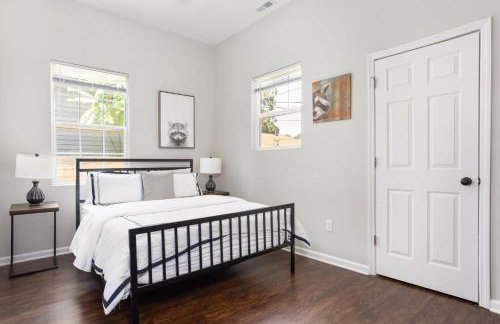 Chic 3BR Home with Fire Pit-Private Yard-Family Friendly - Foto 24