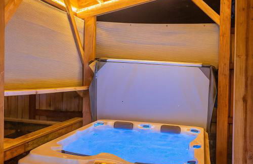 Knotty Shack- Unique Tiny Log Cabin with Hot Tub - Foto 15