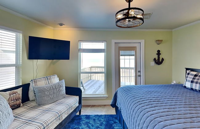 Lighthouse By the Sea - Photo 6