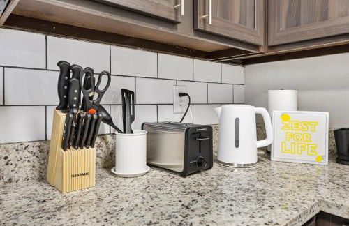 Emerald Loft - Pool, Gym & Free Parking! - Photo 11