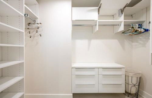 Modern Fountain Square Mansion with Hot Tub & Rooftop Patio- Family Friendly - Foto 27