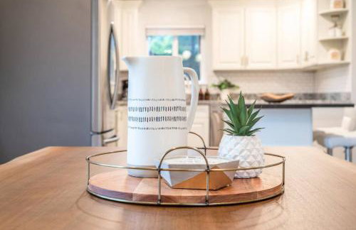 Stylish Modern Farmhouse wYard 10 mins from DT - Foto 38