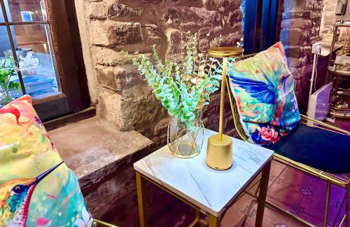 16th Century Farm House,6 Beds,5 BATHROOMS,SLEEPS 15,BBQ,HOT TUB,CINEMA ROOM WITH SURROUND SOUND,With Cymru Holidays - Foto 15