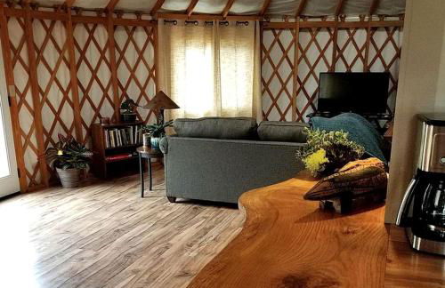 Unique Yurt Rental on Peony Farm with Riverfront View in Clyde, North Carolina - Foto 9