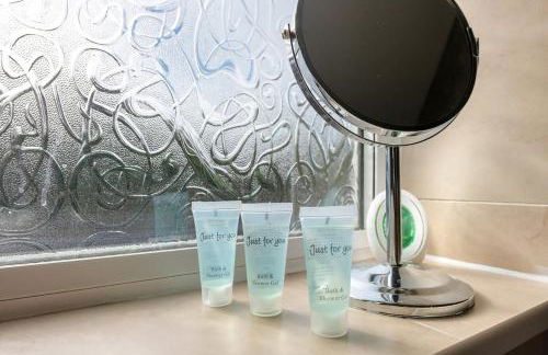 Awesome Games Room House! East Midlands Airport, Donington Park, with FREE parking - Foto 16