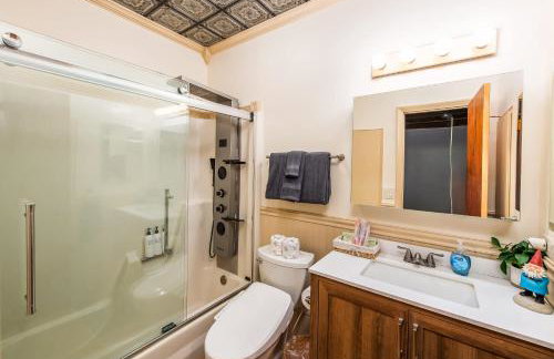 Myrinn-Hobbit Cottage on the Creek Storybook Stay - Foto 25