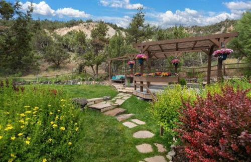 Luxe Artful Mountain Retreat with 4 King Suites, 8 Person Hot Tub and 3 Decks - Foto 37