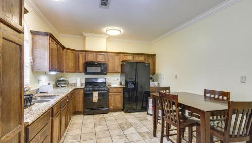 Homey Greenwood Getaway with Patio and Backyard - Foto 2