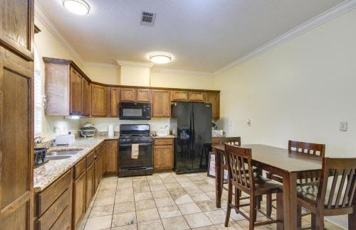 Homey Greenwood Getaway with Patio and Backyard - Foto 2