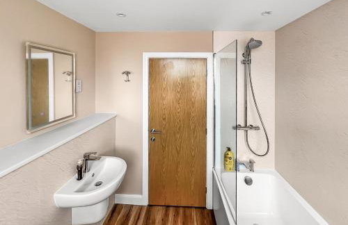 Flat 2 - Luxury Bolton City Centre Apartments - Photo 37