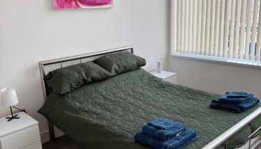 Cosy 2 bedroom modern flat close to transport link - Foto 3