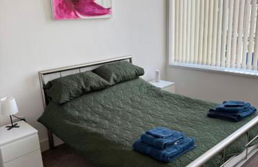 Cosy 2 bedroom modern flat close to transport link - Photo 3