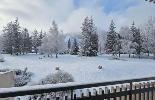 Sunny balcony steps from the slopes - Foto 26