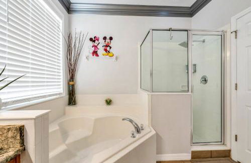 Spacious 7BR Retreat w Pool Game Room - Foto 30