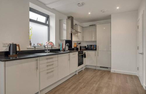 3-Bed, 2-Bath Wembley Apartment with Free Parking - Foto 41