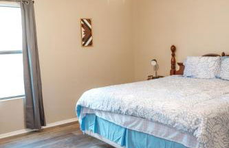 Rest Easy Retreat - 2BR Near SHSU - Pool - WiFi - Free Parking - Foto 50