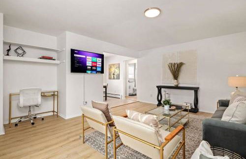 2nd Floor, Corner unit ft. King Bed - Workspace - Foto 10