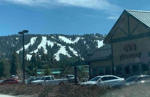 Spacious cozy chalet huge deck over seasonal creek - Foto 36