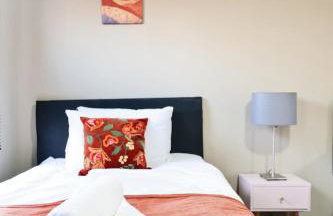 RELAXED CENTRAL HOUSE LOCATED IN WEST READING CLOSE TO TOWN CENTRE with FREE DRIVE WAY PARKING, WI FI & NETFLIX BY AI ESTATE GROUP - Foto 25