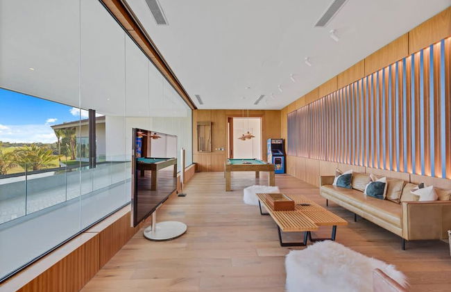 Modern 7BR Villa w Stunning Views of Golf Course - Photo 17