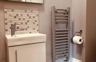 Spacious 5 Bedroom Home in Central Kidderminster with Private Parking and Electric Vehicle Facilities, Easy Access to Birmingham and Nearby Towns - Foto 31