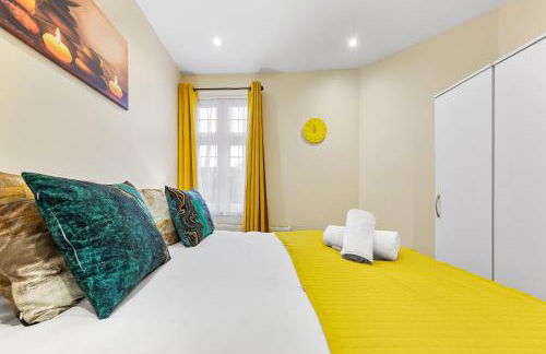 Spacious London 2-Bed Flat with a King Bed-Save on Long Stays-5 Separate Beds- Parking Available! - Foto 43