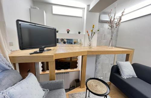 "R&P apartment", short term stay, elegant design, Bisceglie metro station, easy for San Siro and Fiera Milano, free parking - Foto 3