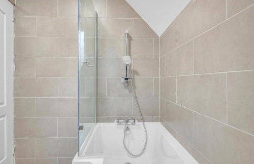 3 Bedrooms Homely House in Motherwell Sleeps 8 comfortably with 6 double beds Near Glasgow Edinburgh Free Private Parking Business Travellers Contractors Holiday Goers Near all Major transport links - Foto 13