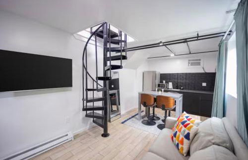 Bright 1-Bedroom Loft in Converted Garage with Private Entrance - Foto 2