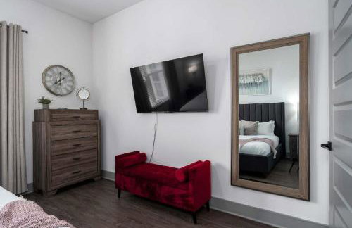 Luxury Apartment with Pool, Restaurants, Shopping) - Photo 30