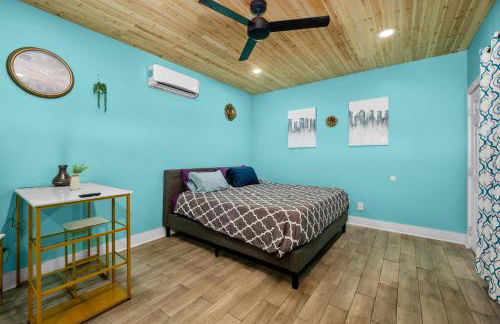 Modern Studio Retreat with King Bed, Full Kitchen & Free Park - Foto 9