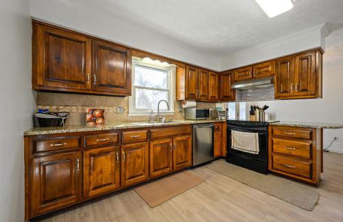 2 Story Home With Sunroom & Cozy Deck Close To KSU - Foto 4