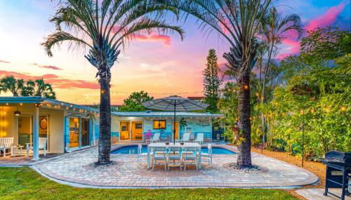 Heated Pool- MiniGolf- Fire Pit- Game Room- 1mi to Beach - Foto 4, sunbed